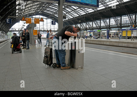 Man sammelt Kaution Flaschen im Hauptbahnhof in Köln, Nordrhein-Westfalen, Deutschland, Europa Stockfoto