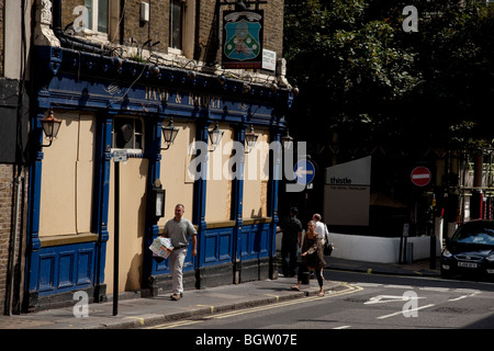 Großbritannien geschlossen. Mit Brettern vernagelt Kneipe im Zentrum von London. Aufgrund des wirtschaftlichen Abschwungs sind viele Pubs schließen. Stockfoto