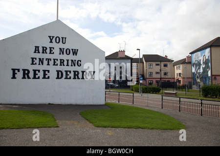 Freie Derry-Zeichen in der Bogside Derry zeigt Wandmalereien im Hintergrund der Unruhen Stockfoto