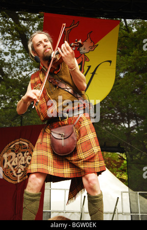 Rapalje, traditionelle niederländische folk-Band auf der Bühne Stockfoto