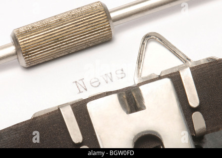 Alte Schreibmaschine mit den Wort-Nachrichten Stockfoto