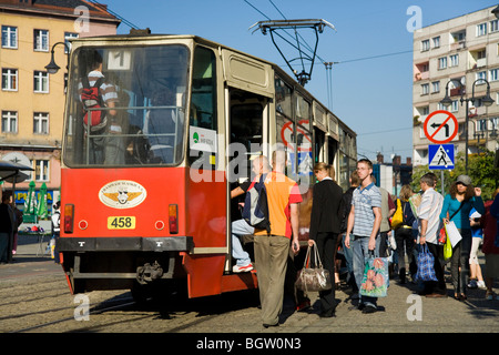 Fluggästen eine Straßenbahn im Zentrum der Stadt Zabrze, Schlesien. Polen. Stockfoto