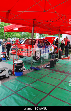 Mechaniker arbeiten auf Mitsubishi Lancer EVO VI (A8) im Service-Bereich im Jahr 2009 Paradigit-ELE-Rallye, Niederlande Stockfoto