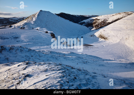 Schnee in Dovedale - eine Ansicht von Thorpe Cloud und Lin Dale aus Hamston Hill, Peak District, Derbyshire Stockfoto