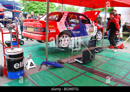 Mechaniker arbeiten auf Mitsubishi Lancer EVO VI (A8) im Service-Bereich im Jahr 2009 Paradigit-ELE-Rallye, Niederlande Stockfoto