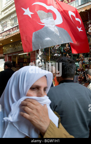 Verschleierte Frau und das Bild von Kemal Atatürk in ein Flag in der Nähe der Misir Carsisi (Ägyptische Basar). Istanbul. Turkei. Stockfoto