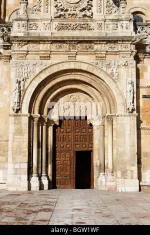 Romanische Lamm Tür "Puerta del Cordero von St. Isidoro Basilica in der Stadt León Stockfoto