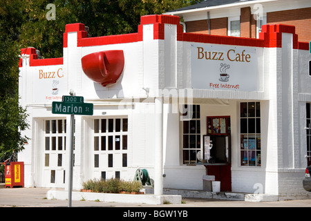 Denver Colorado. Buzz Cafe in einer umgebauten Tankstelle Füllung hat fahren-durch Fenster zum Kaffee Frühstück oder Mittagessen. Stockfoto