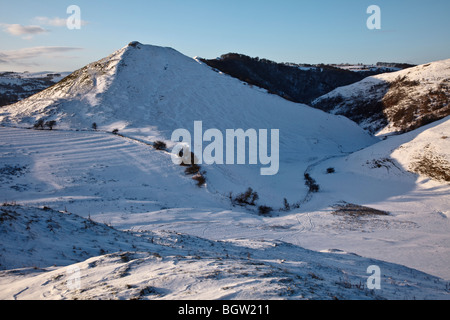 Schnee in Dovedale - eine Ansicht von Thorpe Cloud und Lin Dale aus Hamston Hill, Peak District, Derbyshire Stockfoto