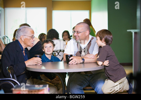 Großvater, Vater und Enkel besuchen zusammen Stockfoto