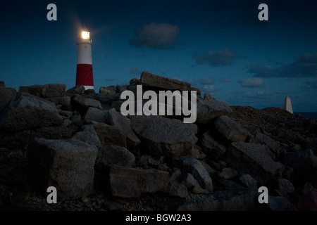 Portland Bill Leuchtturm und einen trigonometrischen Punkt an der Küste in der Nähe von Weymouth, Dorset, England, Vereinigtes Königreich an einem klaren Abend in der Dämmerung Stockfoto