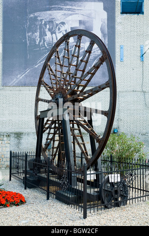 Mein Kopf / Kopfbedeckungen Rad auf dem Display an das Bergwerkmuseum Guido Kohle. Zabrze, Schlesien. Polen. Stockfoto