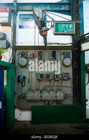 Heben Sie Steuerelemente / control Panel Board des Käfigs Bergleute Aufzug in den Minenschacht: Guido Coal Mine Museum. Zabrze. Polen. Stockfoto