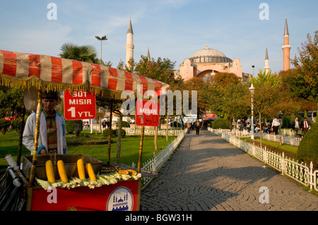 Mais-Verkäufer im Sultanahmet-Park und die Hagia Sophia Moschee im Hintergrund. Sultanhamet.Istanbul die Türkei. Stockfoto