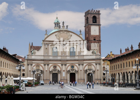 Piazza Ducale Vigevano Italien mit 17. Jahrhundert Kathedrale oder Dom entworfen von Antonio da Lonate mit konkaven Barockfassade Stockfoto