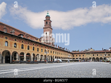 Bramante Turm im Castello Sforzesco in Piazza Ducale Vigevano Lombardei Italien mit Arkaden oder Portici im Vordergrund Stockfoto
