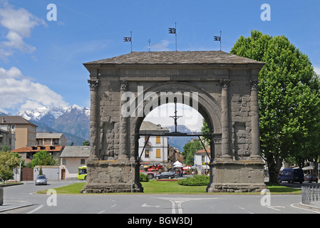 Bogen des Augustus römische Torbogen am Osteingang nach Aosta Italien mit Alpengipfel in Ferne und via Sant Anselmo Stockfoto