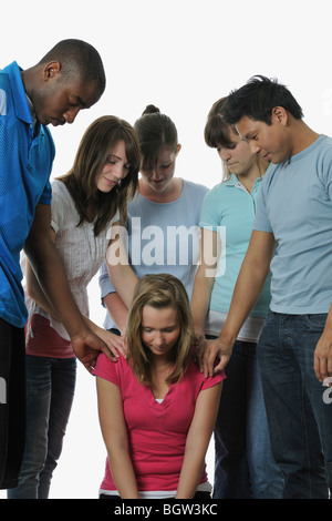 Eine vielfältige Gruppe von jungen Erwachsenen Christen beten Stockfoto