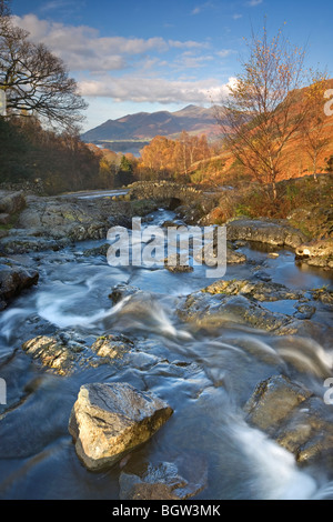 Barrow Beck hetzen unter Ashness Brücke auf die Reise, um Derwentwater, in der Lake District National Park, Cumbria, UK Stockfoto