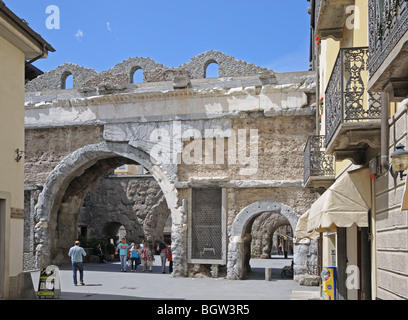 Praetorian Tor und Wände am Eingang zur alten römischen Stadt Aosta Italien 25 v. Chr. die Doppelwände hatte Stockfoto