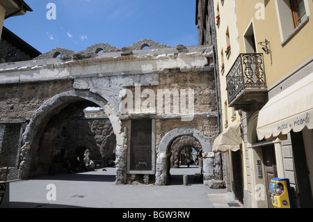 Praetorian Tor und Wände am Eingang zur alten römischen Stadt Aosta Italien 25 v. Chr. die Doppelwände hatte Stockfoto