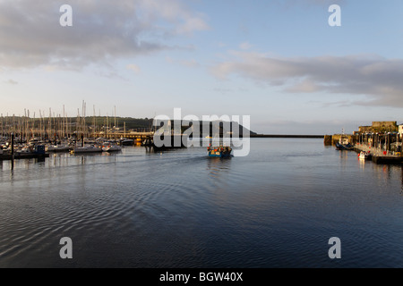 Ein Fischerboot Plymouth Hafen im Morgengrauen verlassen. Stockfoto