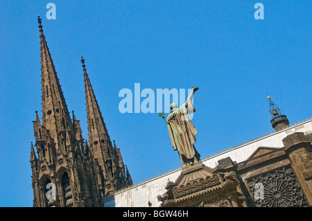 Kathedrale und Urbain II Statue, Clermont-Ferrand, Auvergne, Frankreich Stockfoto