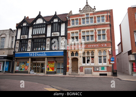 WH Smith und Hauptpost im Zentrum von Bury St Edmunds, UK Stockfoto
