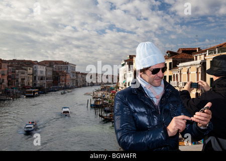 Touristische Vorbereitung i-Phone, ein Bild über die Rialto-Brücke in Venedig, Italien Stockfoto