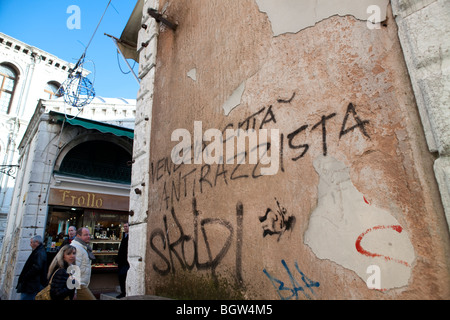 Touristen auf der Suche Graffiti an der Wand in Venedig, Italien Stockfoto