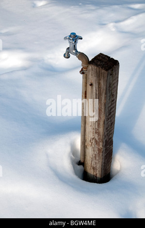 Wasserhahn im Schnee. Stockfoto