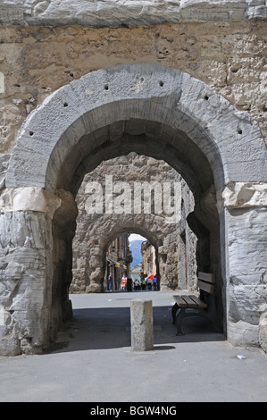 Praetorian Tor und Wände am Eingang zur alten römischen Stadt Aosta Italien 25 v. Chr. die Doppelwände hatte Stockfoto