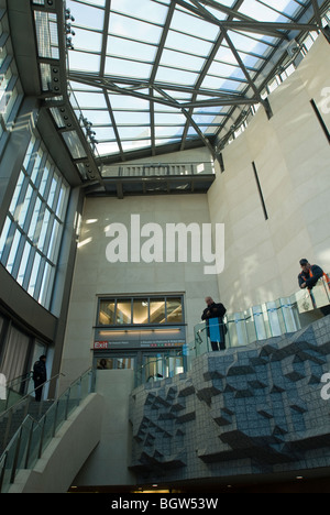 Pendler und andere Reisende genießen die neuen LIRR Atlantic Terminal Pavillon in Brooklyn in New York Stockfoto