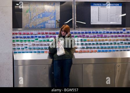 Pendler und andere Reisende genießen die neuen LIRR Atlantic Terminal Pavillon in Brooklyn in New York Stockfoto