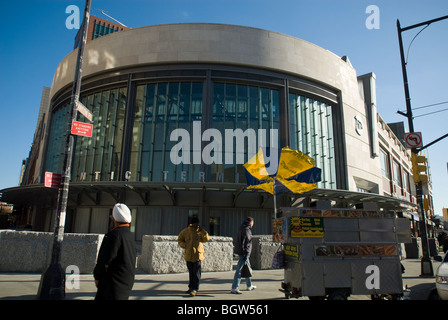 Pendler und andere Reisende genießen die neuen LIRR Atlantic Terminal Pavillon in Brooklyn in New York Stockfoto