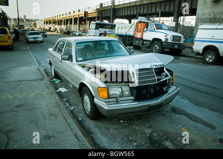 Unfall beschädigt Mercedes-Benz außerhalb einer Autowerkstatt in New York am Sonntag, 27. Dezember 2009. (© Richard B. Levine) Stockfoto