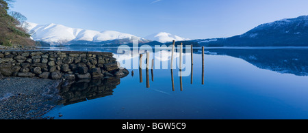 Blick über Derwentwater Schnee verkleidet Skiddaw und Blencathra oder Saddleback und Reste der alten Mole oder Pier Seenplatte Cumbria Stockfoto