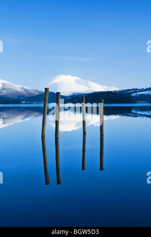 Blick über Derwentwater in den Schnee verkleidet Gipfel von Blencathra oder Saddleback und Reste der alten Mole oder Pier Seenplatte Cumbria Stockfoto