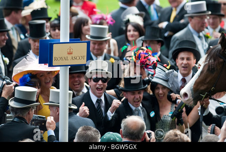 Racegoers Jubel einen siegreichen Pferd in Royal Ascot Stockfoto