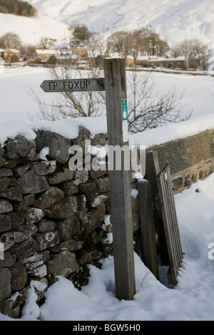 Holzschild post Weg Marker zeigt Route der Wanderweg zum Foxup in der Yorkshire Dales National Park, Littondale, UK Stockfoto