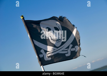 Piratenflagge im Wind am blauen Himmel Stockfoto