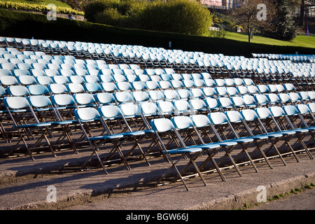 Leeren Stuhlreihen in der Ross Bandstand in Edinburgh Princes Street Gardens Stockfoto