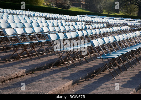 Leeren Stuhlreihen in der Ross Bandstand in Edinburgh Princes Street Gardens Stockfoto