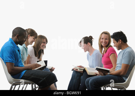 Eine vielfältige Gruppe von jungen Erwachsenen Christen Stockfoto