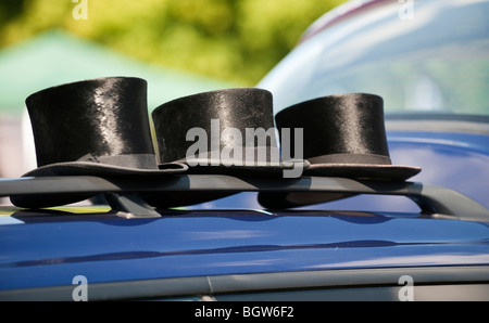 Drei Herren Top-Hats auf dem Dach eines Autos in Royal ascot Stockfoto