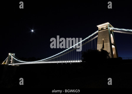Ein Blick auf die berühmten Bristol Clifton Suspension Bridge bei Nacht mit dem Mond. Stockfoto