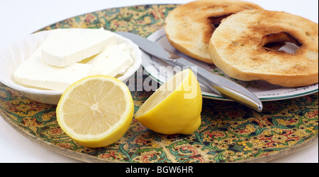 Bagel-Frühstück auf Tablett Stockfoto