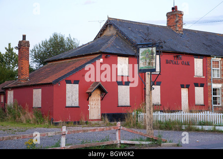 Royal Oak Pub in Ixworth Thorpe, Suffolk, Großbritannien, das 2009 geschlossen wurde Stockfoto