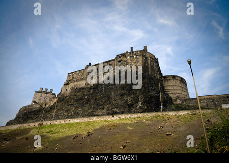 Südansicht des Edinburgh Castle von unten an einem klaren Sommertag. Stockfoto
