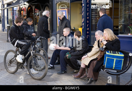 Gemischte Gruppe von Menschen vor einem Essen zum Mitnehmen-Geschäft auf Peascod Street in Windsor Stockfoto